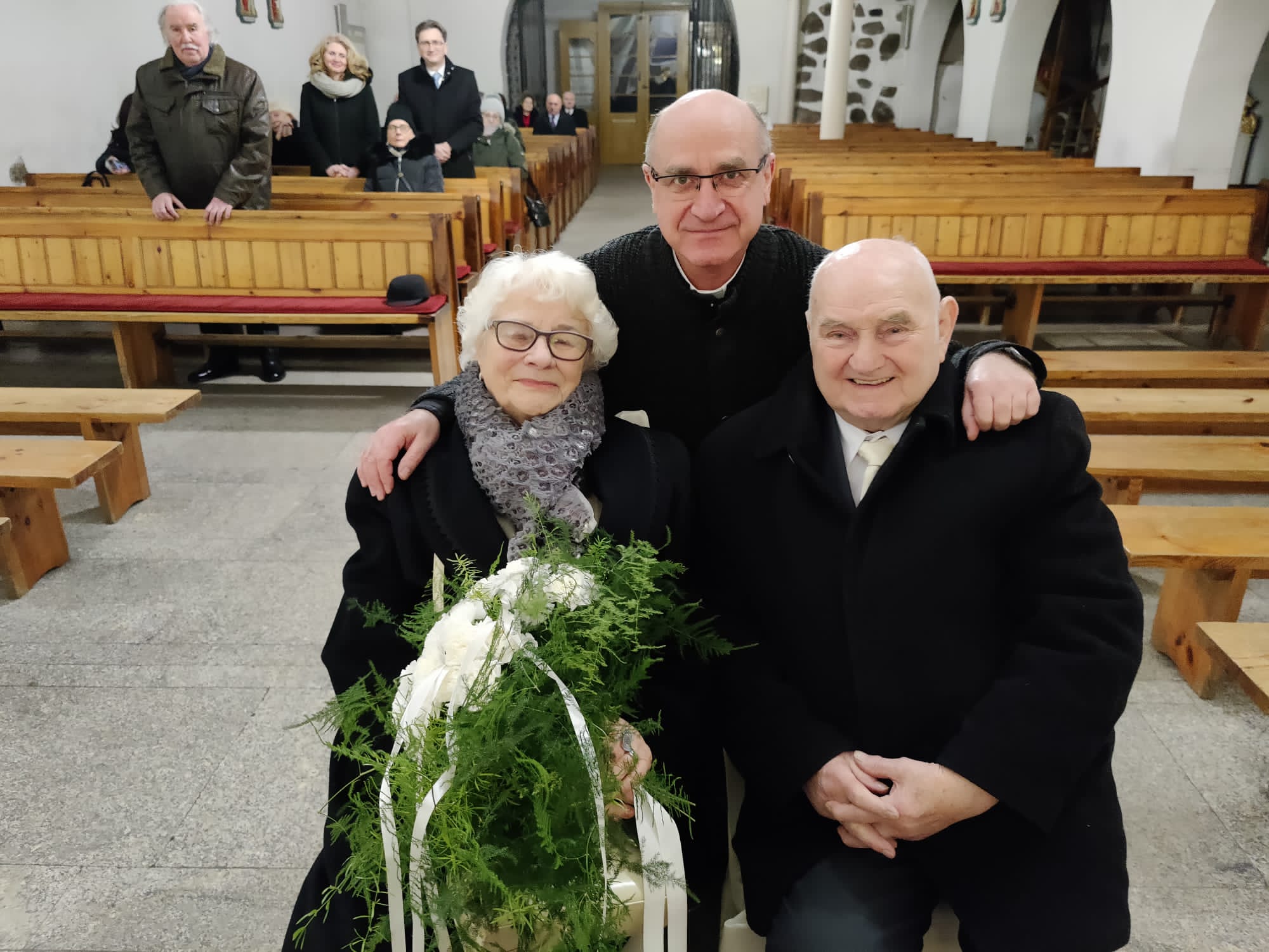 W sobotę 11 lutego państwo Jadwiga i Kazimierz obchodzili swoje "żelazne gody". Drodzy Jubilaci z okazji Waszego pięknego Jubileuszu szczerze życzymy, by każdy kolejny rok przynosił radość ze wspólnego, zgodnego życia. Niech Bóg Was prowadzi i umacnia mocą sakramentu Małżeństwa.